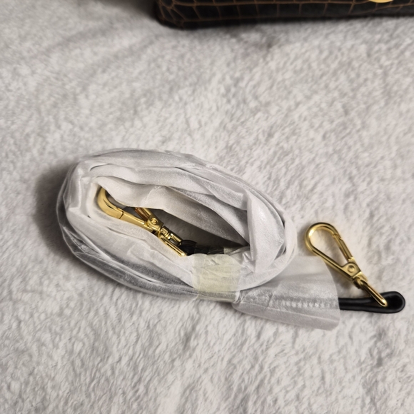 Elegant Black and Gold Croc-Embossed Handbag - Picture 9 of 11